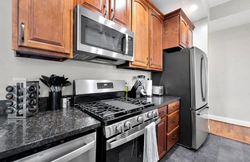 Luxury 4-BR with Free Parking in Heart of DC - Steps to Metro - Photo 42