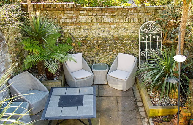 Terraced Townhouse Close to City Centre - Photo 3