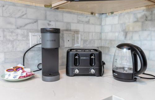 Modern and Chic 2BR Gem with Luxe Finishes, Parking - Foto 25