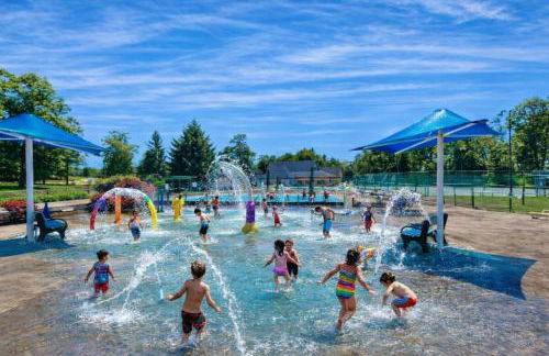 Luxury Villa with Hot Tub, Two Fire Pits, King Bed Suite, Game Room & Fenced Yard - Foto 15