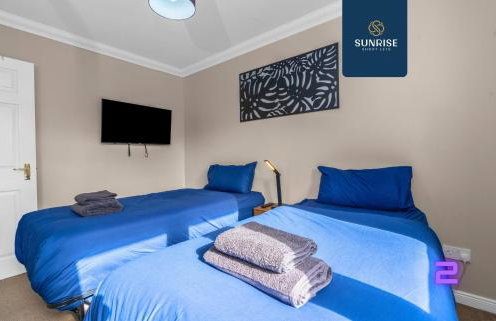 Muirton House 2 - INVOICE and REDUCED PRICE only via SUNRISE SHORT LETS DUNDEE, SLEEPS 8 has 4 Twin Bedrooms with 4 Car Parking, 2 Baths, 5 Smart TV, Fully Equipped, Garden, Free WiFi, and ONLY 9 Mins to STANNERGATE Ports - Foto 39