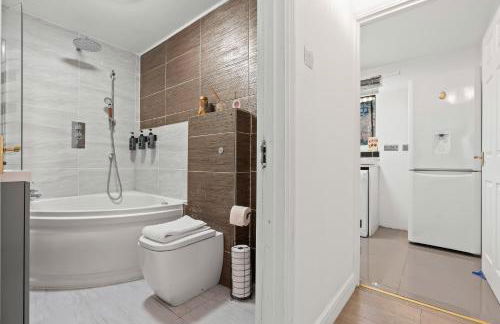 2 Cosy Bedroom Sleeps 6 02 Arena Perfect for Contractors Families and Groups - Photo 18