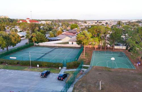 Family Home with Pool, Game Room, and Grill Near Disney - Foto 32