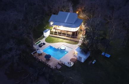 The San Bernard River waterfront provides private access to a spa, boat ramp, and jet skiing - Photo 1