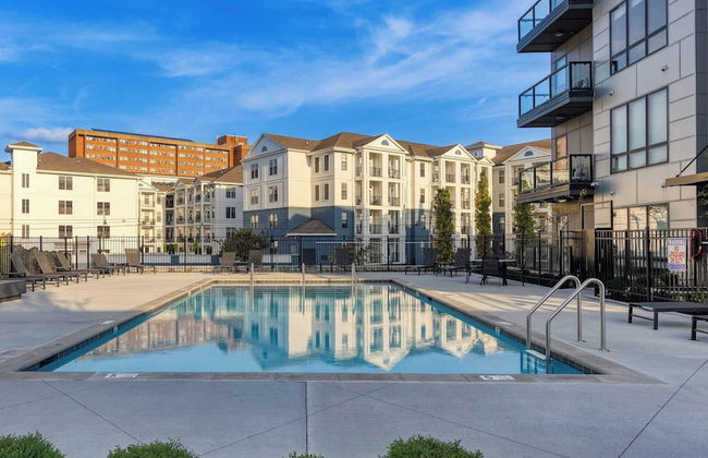 Prime Walkable Midtown Location, Pool, Gym Outlaw's Den by Avantstay - Foto 29