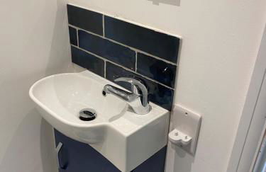 Tiny home in Grade 1 listed church garden - Photo 14