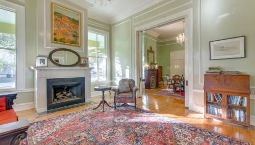 Ornate Victorian Home with Courtyard and Fire Pit! - Foto 2