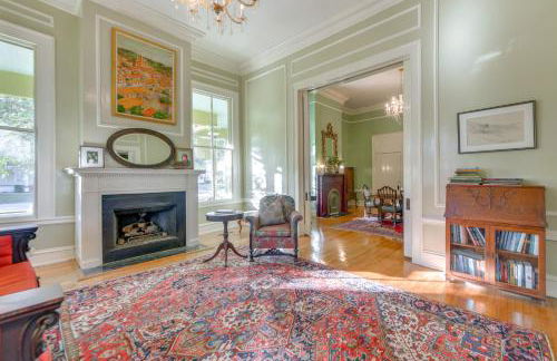 Ornate Victorian Home with Courtyard and Fire Pit! - Foto 2