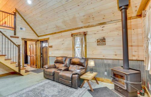 Peaceful Hikers Hideaway with Deck on 1 Acre! - Foto 4