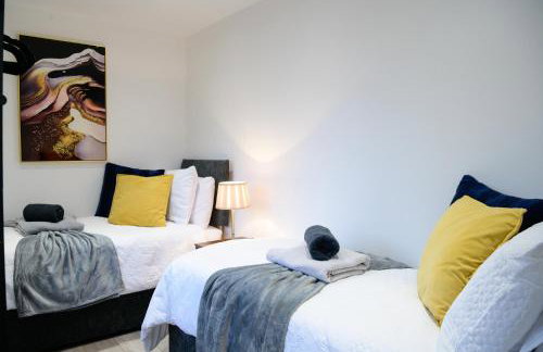 Located in the peaceful NG8 Wollaton , Perfect for Business Trips & Family Holidays or working proffesionals-long term deals, M1 Nearby , Free Parking , Private Garden , 500Mb Wi-Fi , Netflix - Foto 30