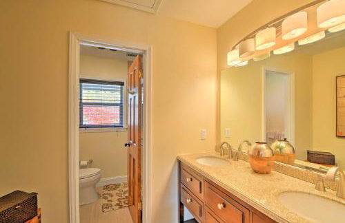 Picturesque Sky Haus Sanctuary with Mountain Views - Foto 21