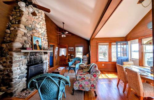 Picturesque Waterfront Cottage with Waterfall Views, Fireplace & Deck, Near Acadia National Park in Gouldsboro, Maine - Foto 32