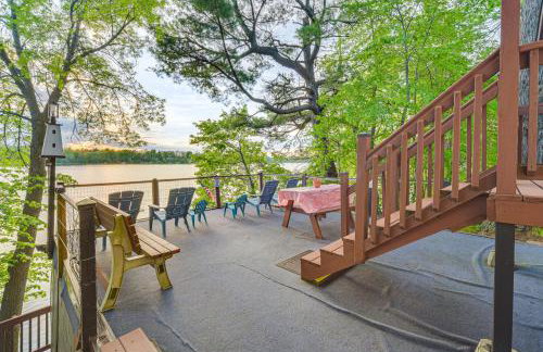 Lakefront Family Retreat with Private Dock! - Foto 1