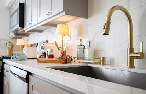 Grand 4-Bedroom - Brand New - Free parking and Patio - Photo 16