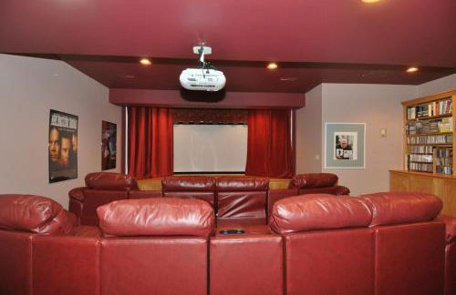 Redbud Keep - Unique Features, Movie Set Decor, Grill, Wifi, Family Friendly, Hiking, Billiard Table, Movie Theater Room, Fireplace, Golfing, View, 2 King Beds - Foto 68