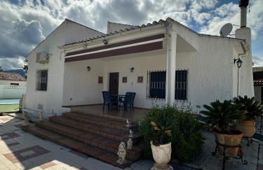 Chalet independiente en zona residencial rural con piscina privada - Foto 1