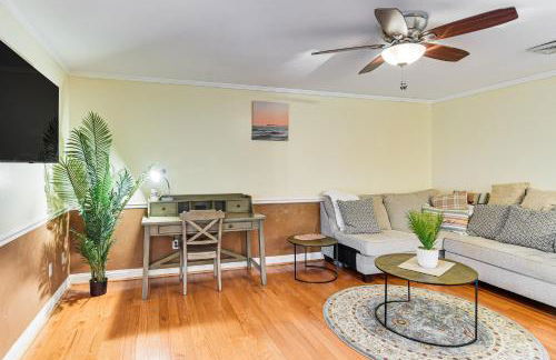 Walk to Waterfront Cozy Fall River Condo - Foto 1