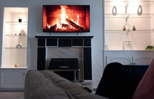 Springfield Apartment - Train to Glasgow or Edinburgh - Private Parking & Wifi - Photo 2