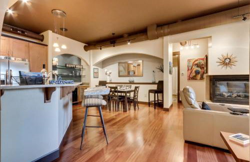 Walk Downtown Stunning Condo with Attached Garage - Foto 6