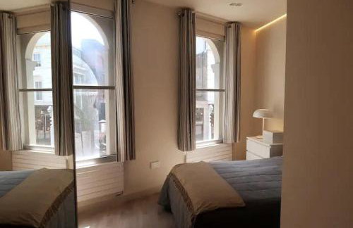 1 bedroom modern en-suite apartment Nine Elms - Foto 9