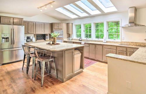 Deck with Fireplace Pet-Friendly Lake Lure Retreat - Foto 10