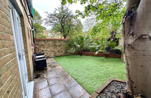 Spacious 3-Bed Home with Garden, Private Parking, Smart Tv's, Fast Wi-Fi - Photo 3