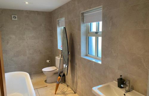 Rostrevor Valley 6-Br Sleeps 20 w Hot Tub & View - Photo 33