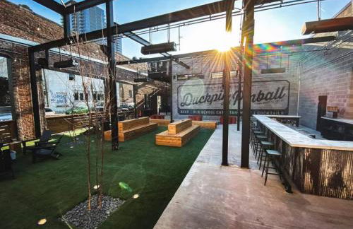 Modern House by Downtown with Garage and Fenced-in Yard - Foto 56