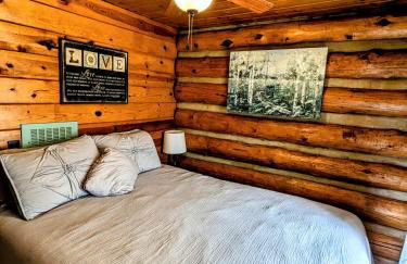 Charming Log Cabin in Tall Pines w Large Deck - Foto 20