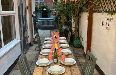 Large family home, sea view, hot tub, beach 5 min walk, dog friendly - Photo 2