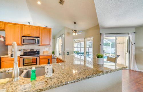 Relax Poolside Spring Hill Family Home with Yard! - Foto 11