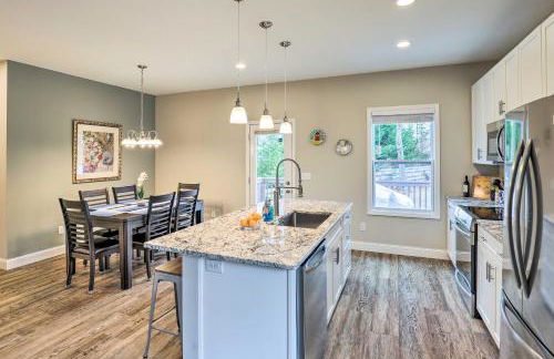 Modern Candler Home with Deck and Yard! - Foto 11