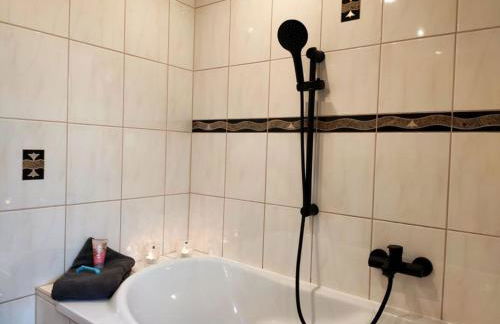 Ferienhaus Blaue Blume mit 11 kW Ladestation, Kamin, Terrasse, eingezäuntem Garten, Sauna, WLAN, Netflix, 2 Hunde willkommen! - Foto 45