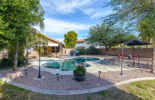 Luxe Desert-Chic 3BR with Heated Pool, Spa, and Grill - Foto 45