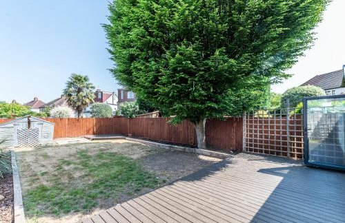 Pass the Keys Stunning Spacious Chessington Gem with Parking - Photo 44