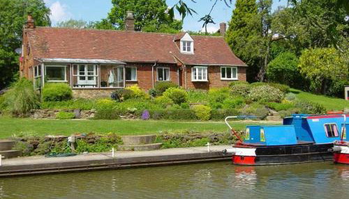 Waterside Cottage - Sleeps 11 on Grand Union Canal - Foto 2, Garden, Garden view