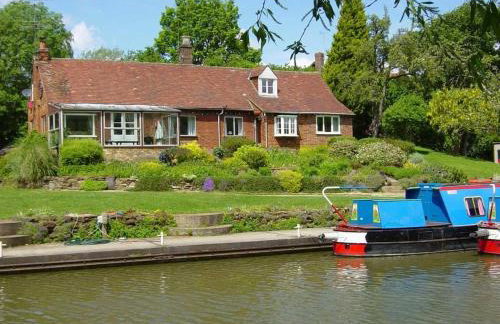 Waterside Cottage - Sleeps 11 on Grand Union Canal - Photo 2