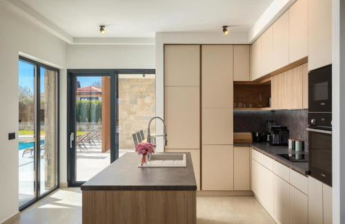 Villa Levita with Pool - Photo 22