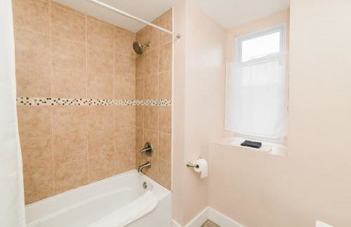 Acrisure Field - Off Street Parking - GroupStay - Foto 24