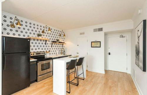 Two Condos on Music Row that Sleeps 14 with POOL and Parking - Foto 59