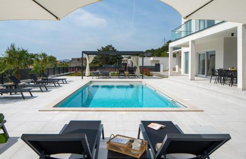 Villa Carmen with 5 en-suite bedrooms, 48 sqm pool, 8km from sea - Photo 3