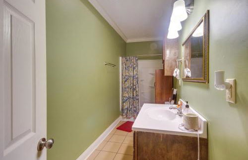 Homey Greenwood Getaway with Patio and Backyard - Foto 12