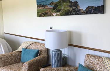 Ty Beti at Gorlan yr Efail Shepherds Hut with Private Hot Tub - Foto 8