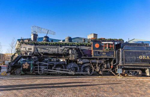 Walk to GC Train Depot and Route 66, king beds, game room, BBQ, firepit - Photo 51