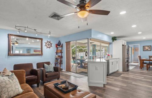 Pirates Den a 4BR Pet-Friendly Waterfront Oasis with Pool, Dock, Personal Water Boats, Fire Pit, Game Room and Bar - Foto 28