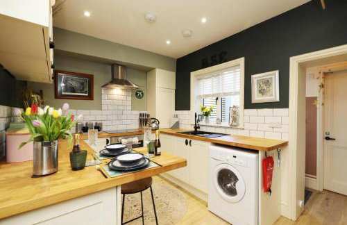 Cosy 2-Bed Home by Pink Flamingo Holdings, Perfect for Business & Groups - Photo 14