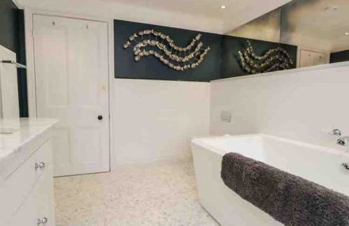 Bank Chambers in Bowness with Hot Tub and Lake Access - Photo 17