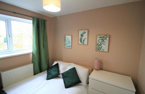 St James House - Charming 3 bed, 2 bathrooms, driveway parking, close to town centre - Photo 28