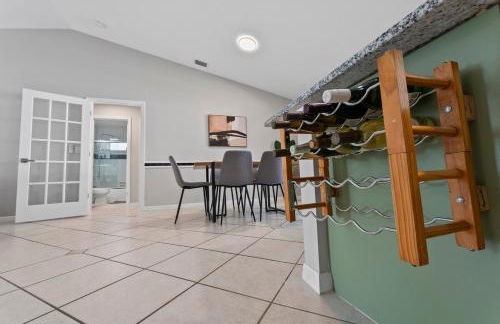 Relaxing 3BR Heated Pool & Hot Tub Retreat - Foto 34