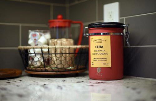 HostWise Stays - The Larryville - Amazing Bathroom, Perfect Location, Custom Build - Foto 30